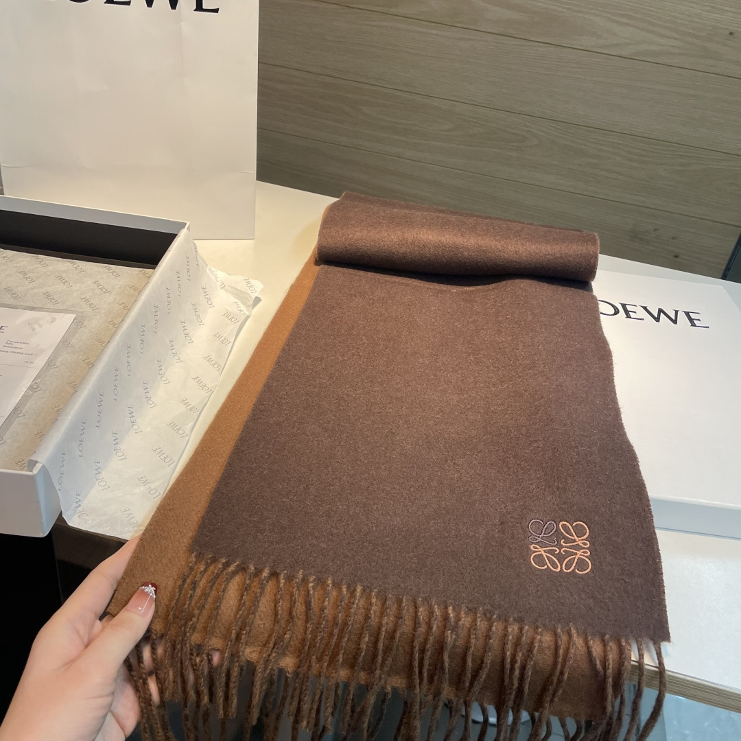 上新！Loewe · 罗意威️难得一见的温柔配色，低调又不失优雅❗️】重点推荐❗️双面配色，一条围巾两种