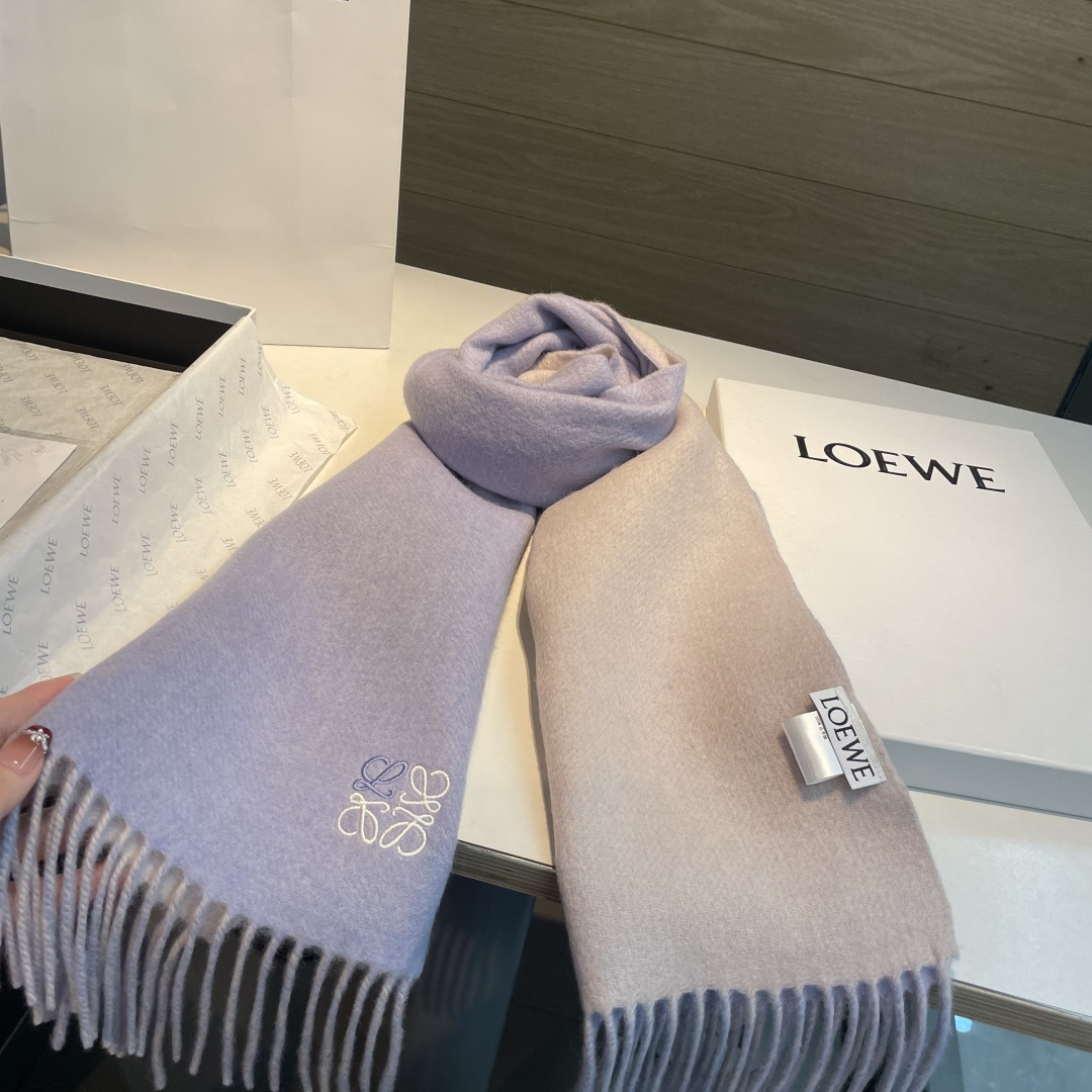 上新！Loewe · 罗意威️难得一见的温柔配色，低调又不失优雅❗️】重点推荐❗️双面配色，一条围巾两种