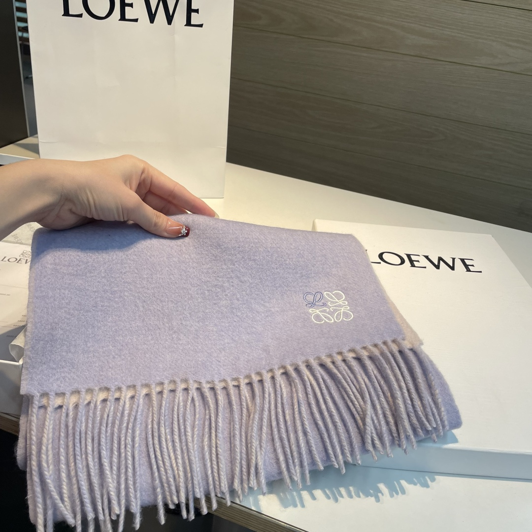 上新！Loewe · 罗意威️难得一见的温柔配色，低调又不失优雅❗️】重点推荐❗️双面配色，一条围巾两种