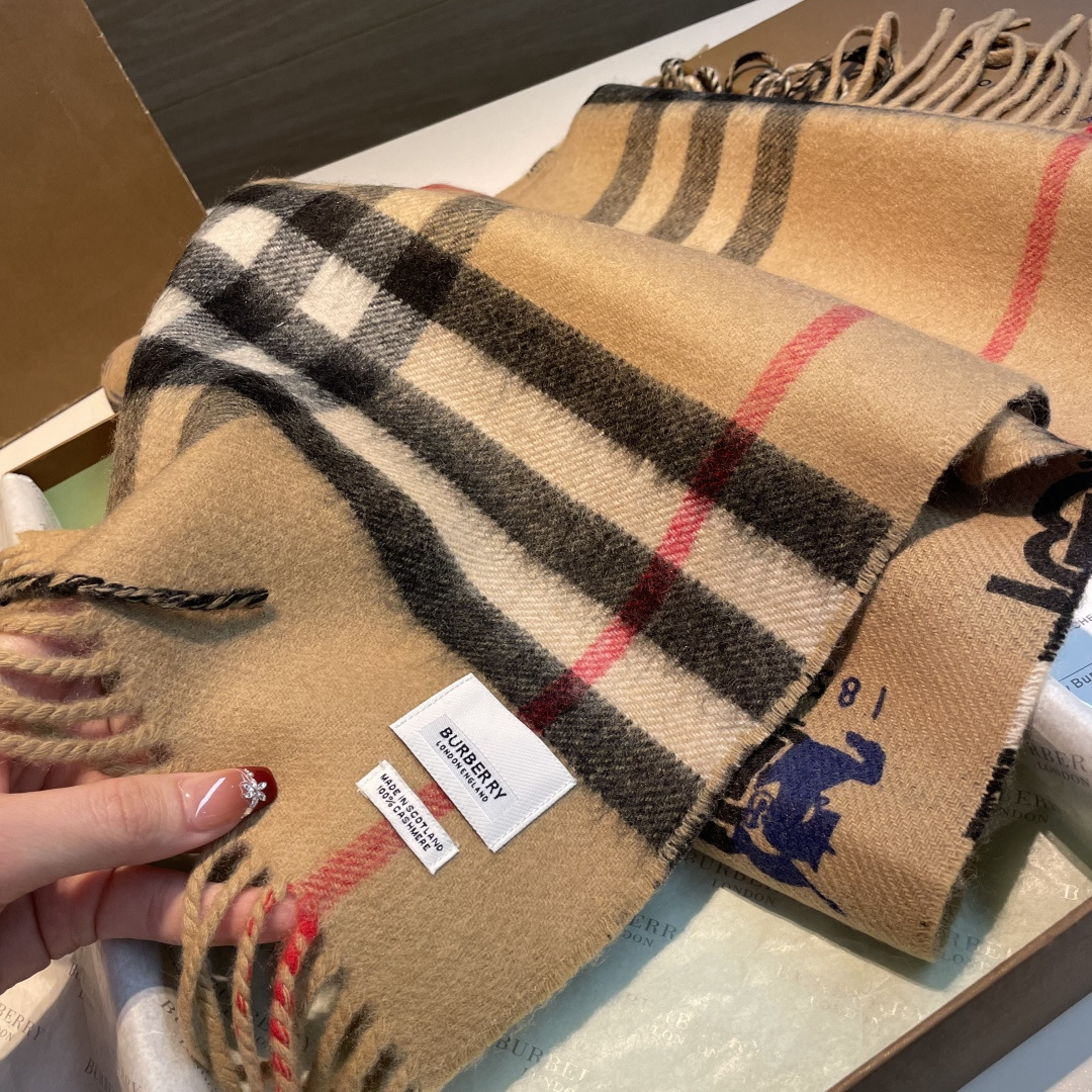 巴格双面定制TB款量少！手感很好！尺寸：30cm*185cm材质：100%羊羔毛