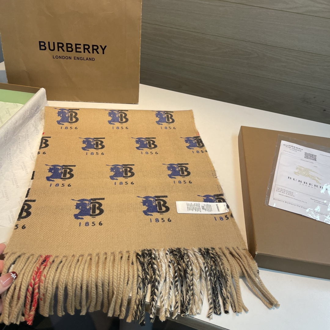 巴格双面定制TB款量少！手感很好！尺寸：30cm*185cm材质：100%羊羔毛