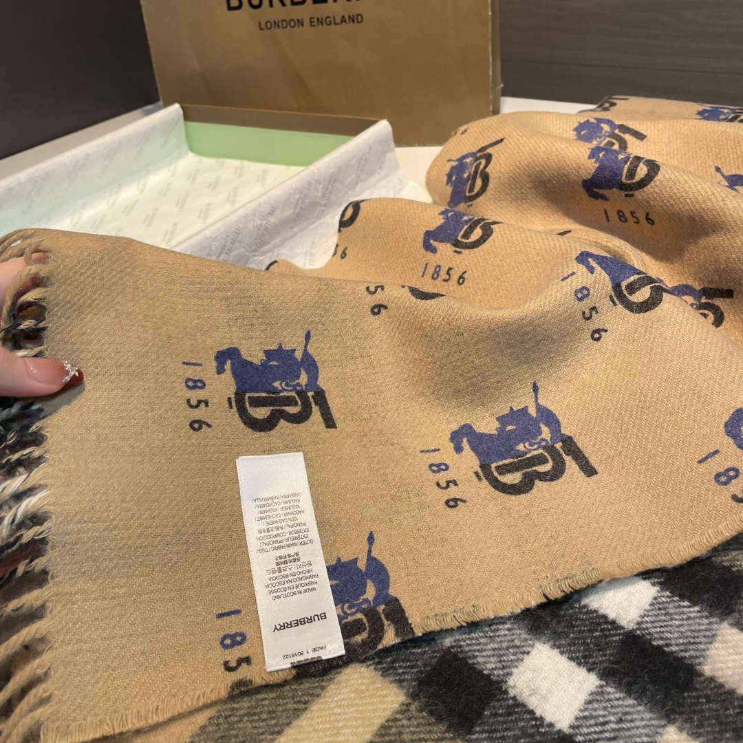 巴格双面定制TB款量少！手感很好！尺寸：30cm*185cm材质：100%羊羔毛