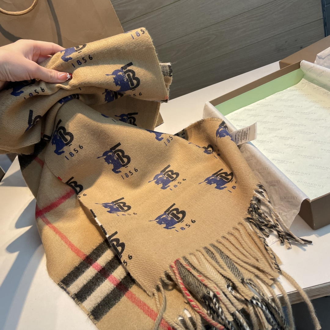 巴格双面定制TB款量少！手感很好！尺寸：30cm*185cm材质：100%羊羔毛