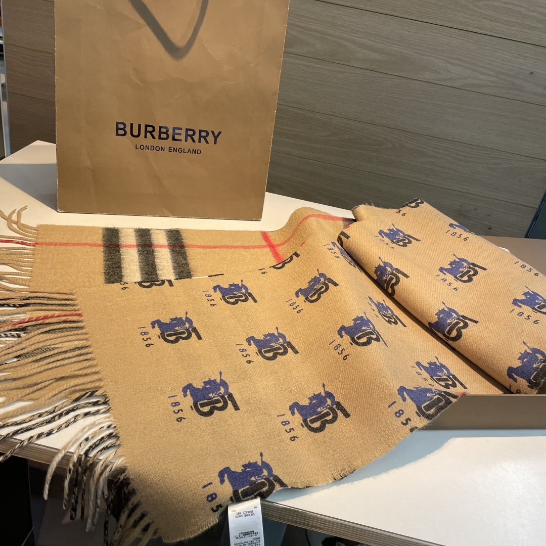 巴格双面定制TB款量少！手感很好！尺寸：30cm*185cm材质：100%羊羔毛