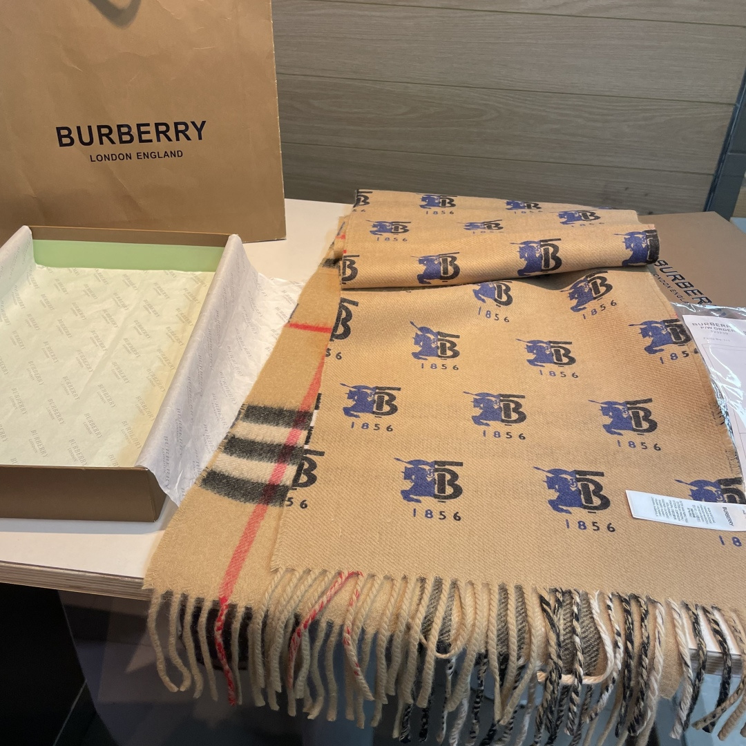 巴格双面定制TB款量少！手感很好！尺寸：30cm*185cm材质：100%羊羔毛