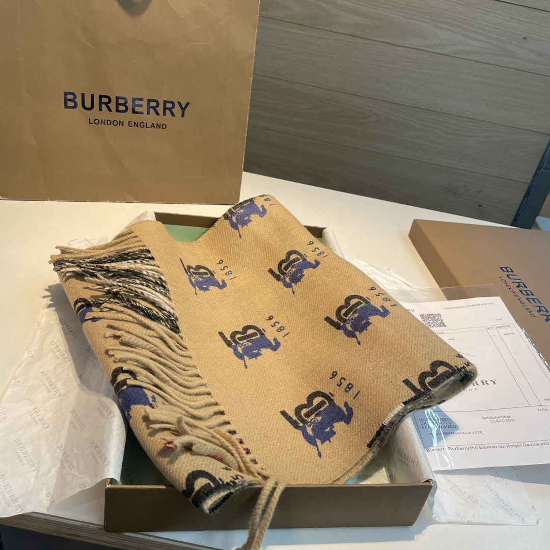 巴格双面定制TB款量少！手感很好！尺寸：30cm*185cm材质：100%羊羔毛