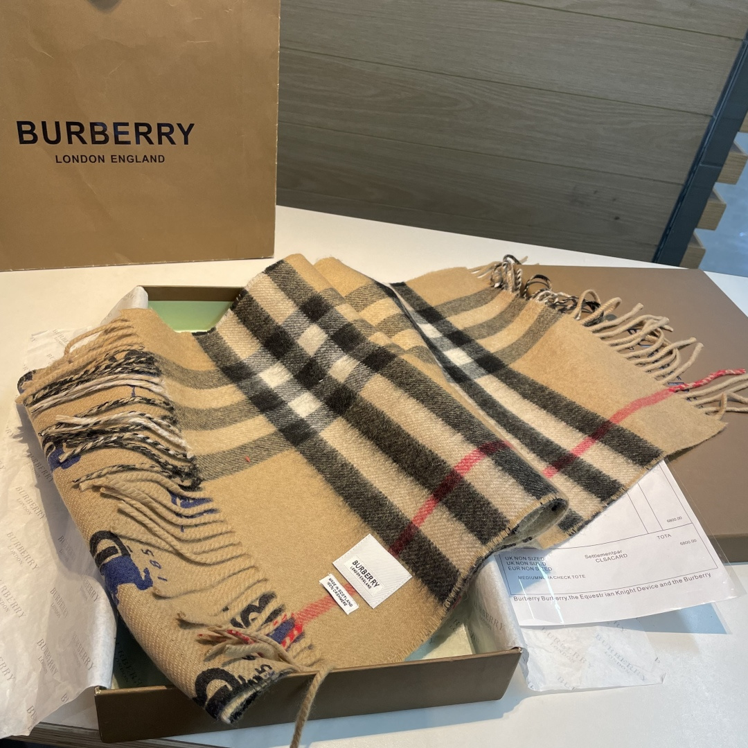 巴格双面定制TB款量少！手感很好！尺寸：30cm*185cm材质：100%羊羔毛