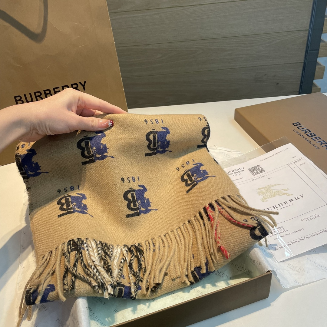 巴格双面定制TB款量少！手感很好！尺寸：30cm*185cm材质：100%羊羔毛