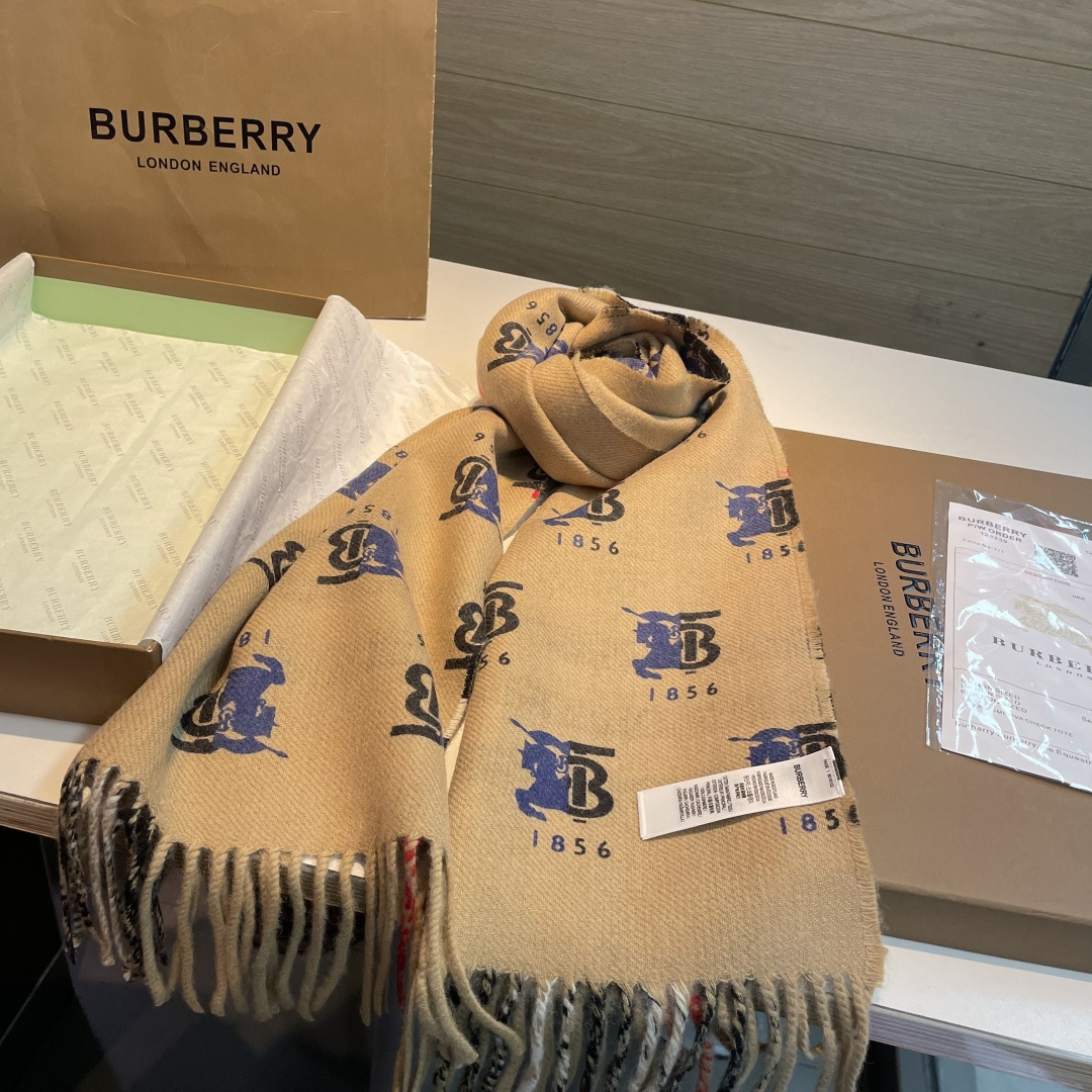 巴格双面定制TB款量少！手感很好！尺寸：30cm*185cm材质：100%羊羔毛