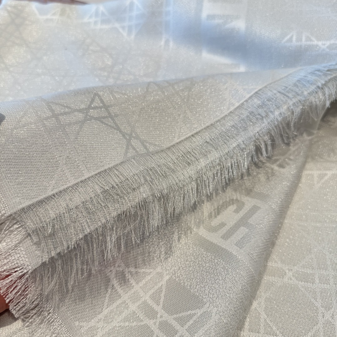 💚Dior经典菱格纹方巾，胭脂粉色超温柔，质地柔软轻盈，保暖又时髦。精致提花纹理，优雅气质满分，无论披肩