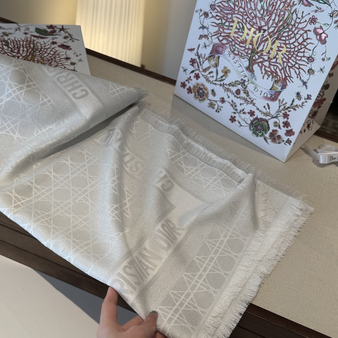 💚Dior经典菱格纹方巾，胭脂粉色超温柔，质地柔软轻盈，保暖又时髦。精致提花纹理，优雅气质满分，无论披肩