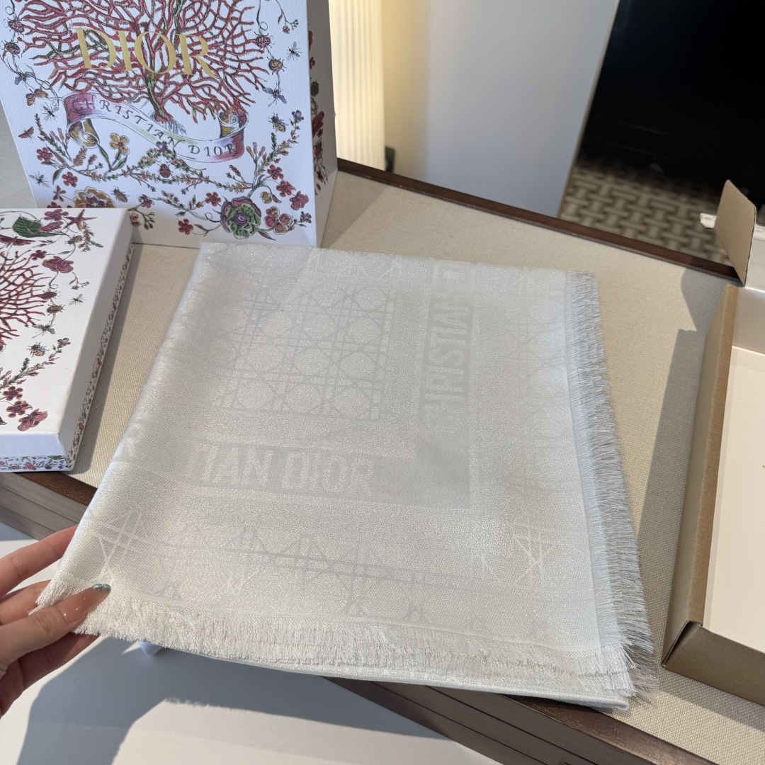 💚Dior经典菱格纹方巾，胭脂粉色超温柔，质地柔软轻盈，保暖又时髦。精致提花纹理，优雅气质满分，无论披肩