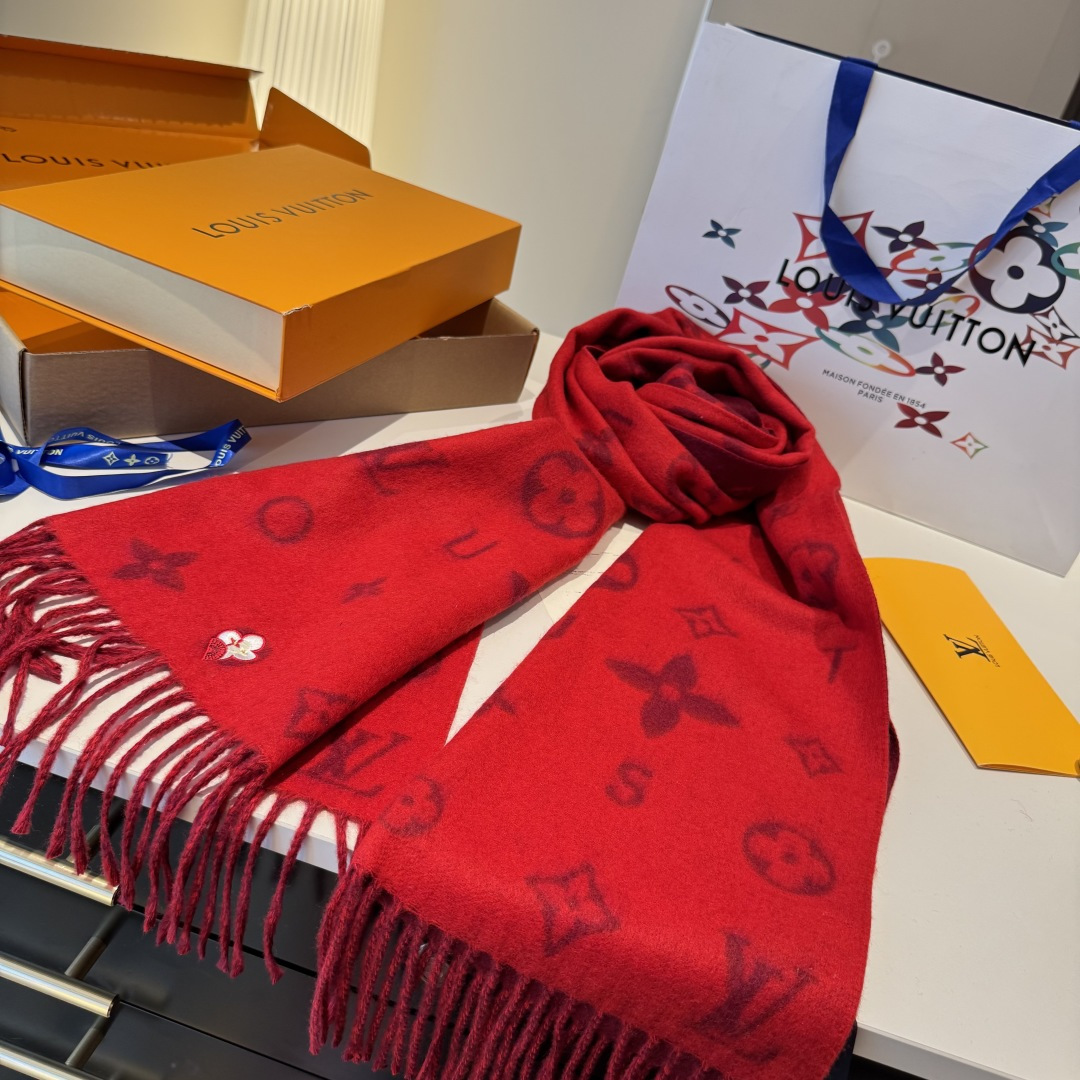 Reykjavik 2.0 围巾为柔软山羊绒标注 Monogram 花卉和 LV 字母，其间点缀品牌名称