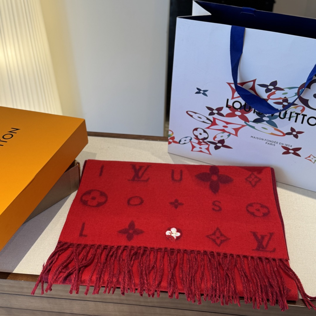 Reykjavik 2.0 围巾为柔软山羊绒标注 Monogram 花卉和 LV 字母，其间点缀品牌名称