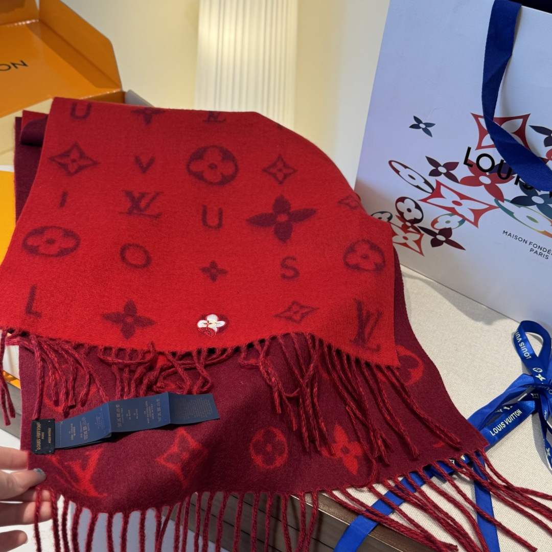 Reykjavik 2.0 围巾为柔软山羊绒标注 Monogram 花卉和 LV 字母，其间点缀品牌名称