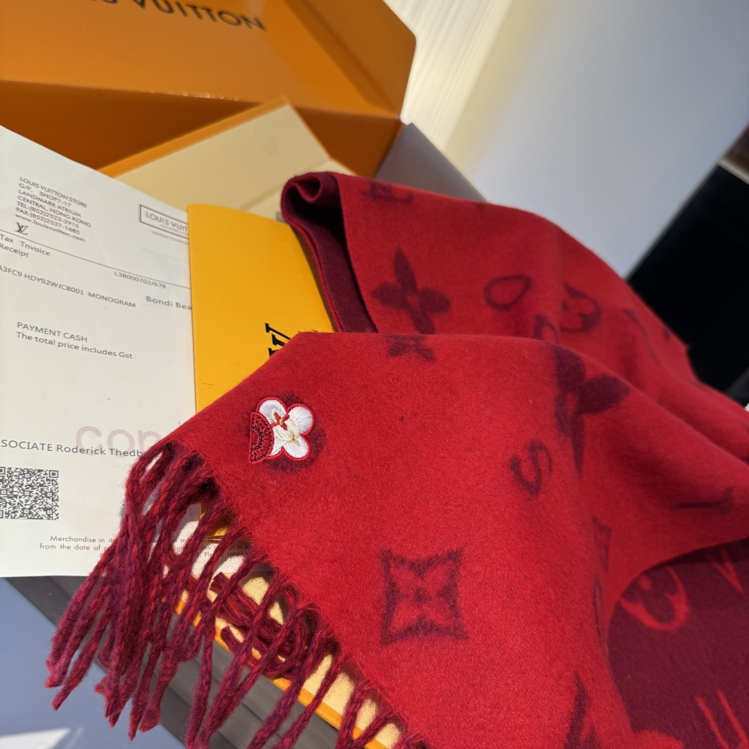 Reykjavik 2.0 围巾为柔软山羊绒标注 Monogram 花卉和 LV 字母，其间点缀品牌名称