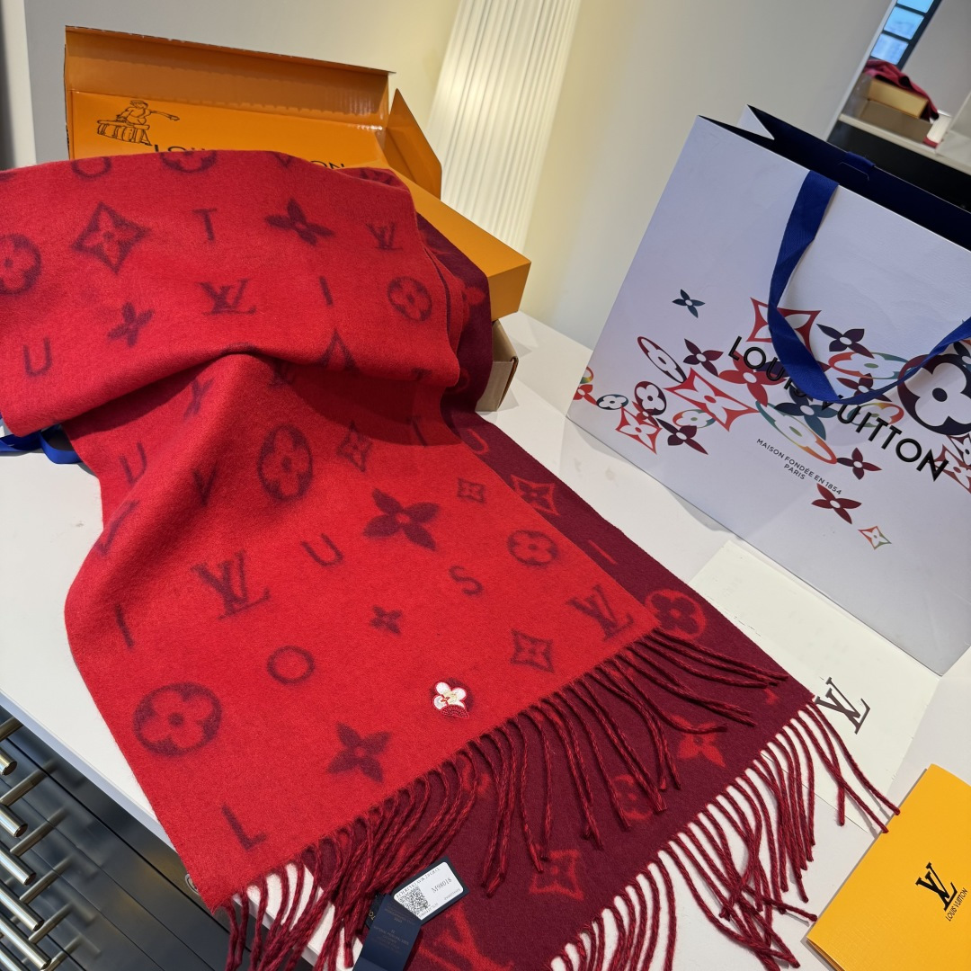 Reykjavik 2.0 围巾为柔软山羊绒标注 Monogram 花卉和 LV 字母，其间点缀品牌名称