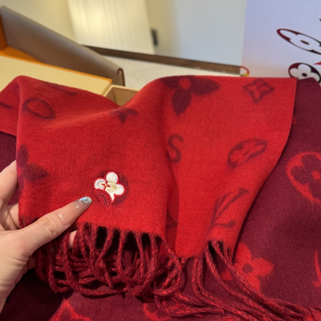 Reykjavik 2.0 围巾为柔软山羊绒标注 Monogram 花卉和 LV 字母，其间点缀品牌名称