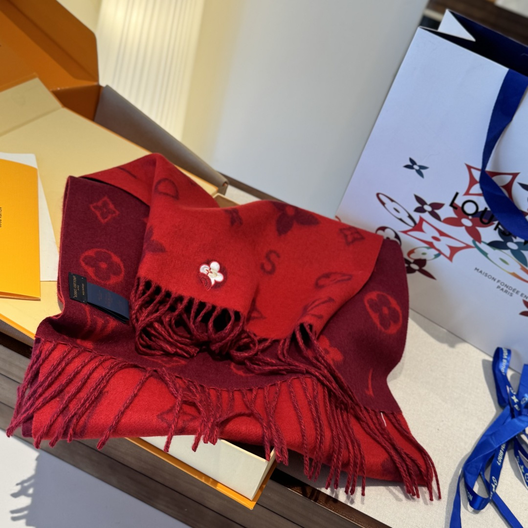 Reykjavik 2.0 围巾为柔软山羊绒标注 Monogram 花卉和 LV 字母，其间点缀品牌名称