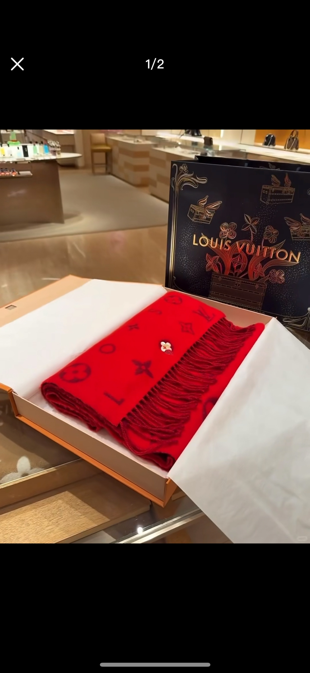 Reykjavik 2.0 围巾为柔软山羊绒标注 Monogram 花卉和 LV 字母，其间点缀品牌名称