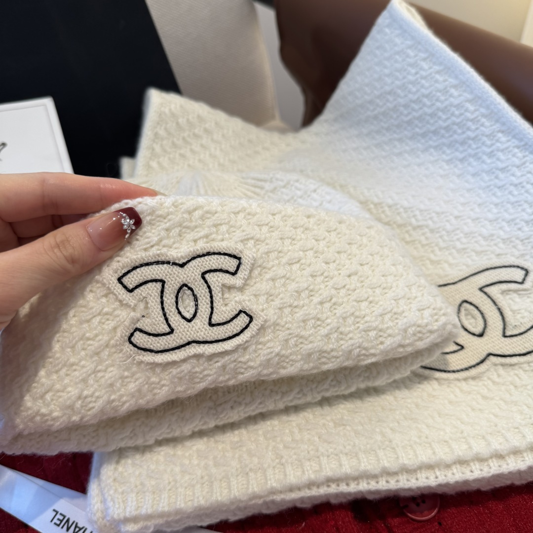 Chanel经典围巾帽子套装，百分百💯羊绒 暖暖呼呼，超级舒服～冬日小姐姐减龄神器哦～这个冬天你就差这么