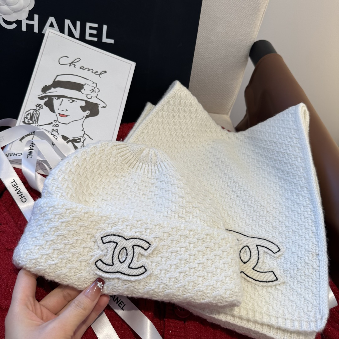 Chanel经典围巾帽子套装，百分百💯羊绒 暖暖呼呼，超级舒服～冬日小姐姐减龄神器哦～这个冬天你就差这么