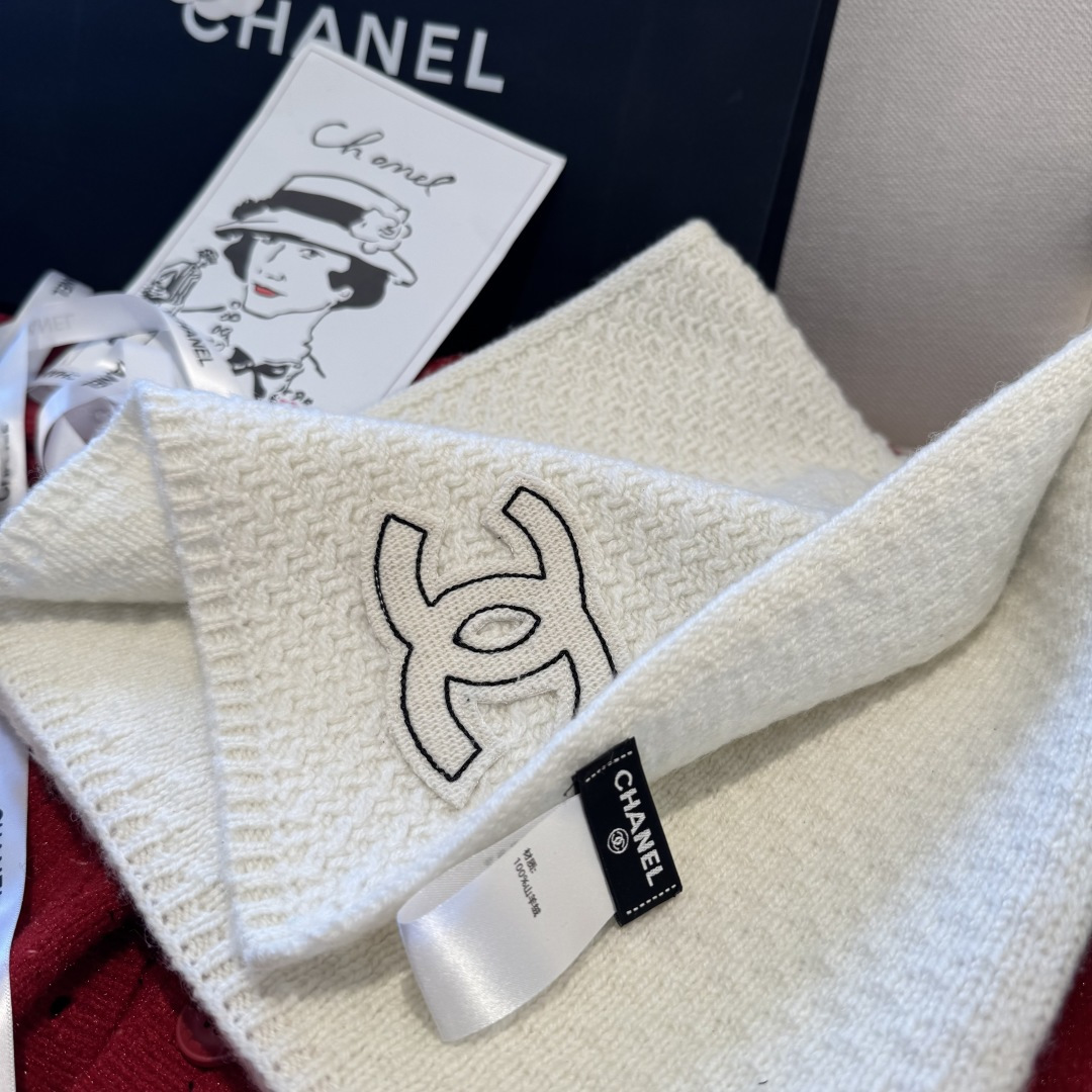 Chanel经典围巾帽子套装，百分百💯羊绒 暖暖呼呼，超级舒服～冬日小姐姐减龄神器哦～这个冬天你就差这么