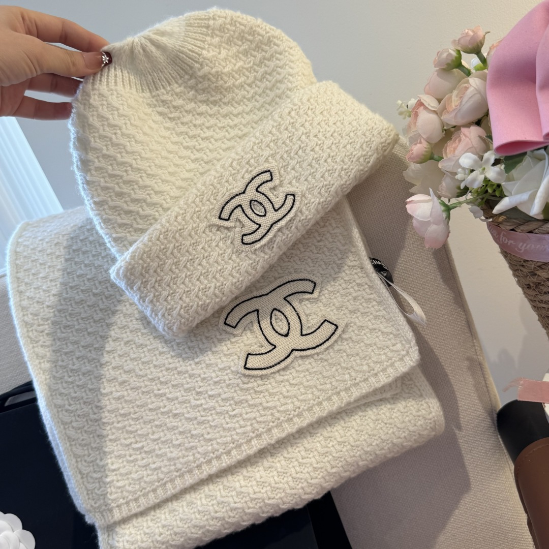 Chanel经典围巾帽子套装，百分百💯羊绒 暖暖呼呼，超级舒服～冬日小姐姐减龄神器哦～这个冬天你就差这么