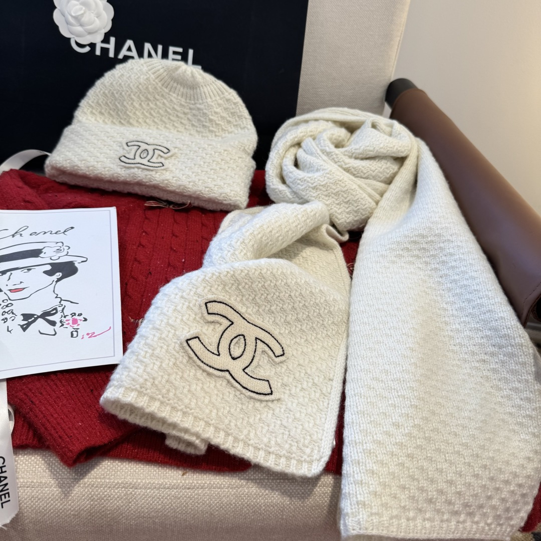 Chanel经典围巾帽子套装，百分百💯羊绒 暖暖呼呼，超级舒服～冬日小姐姐减龄神器哦～这个冬天你就差这么