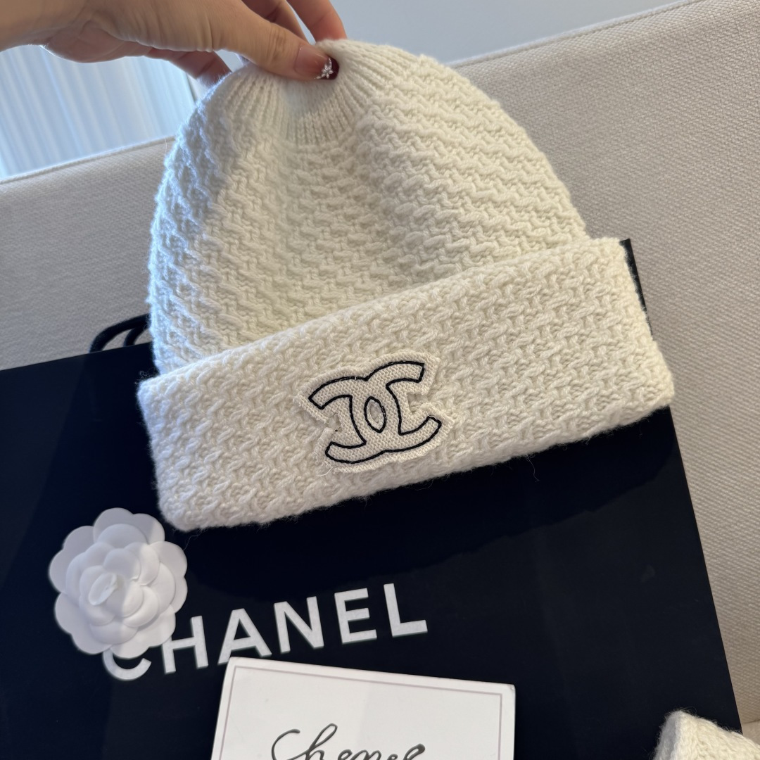 Chanel经典围巾帽子套装，百分百💯羊绒 暖暖呼呼，超级舒服～冬日小姐姐减龄神器哦～这个冬天你就差这么