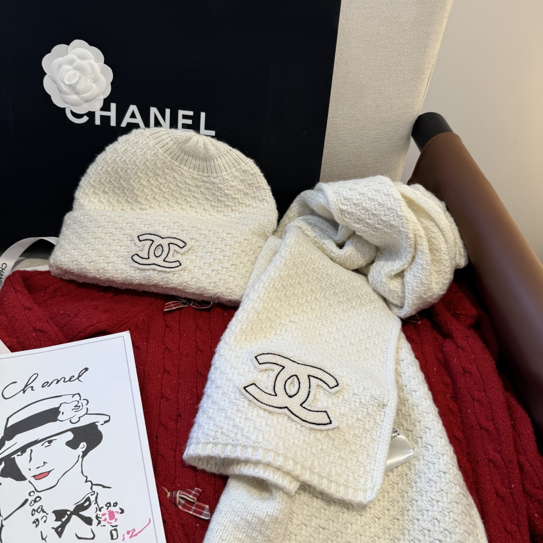 Chanel经典围巾帽子套装，百分百💯羊绒 暖暖呼呼，超级舒服～冬日小姐姐减龄神器哦～这个冬天你就差这么