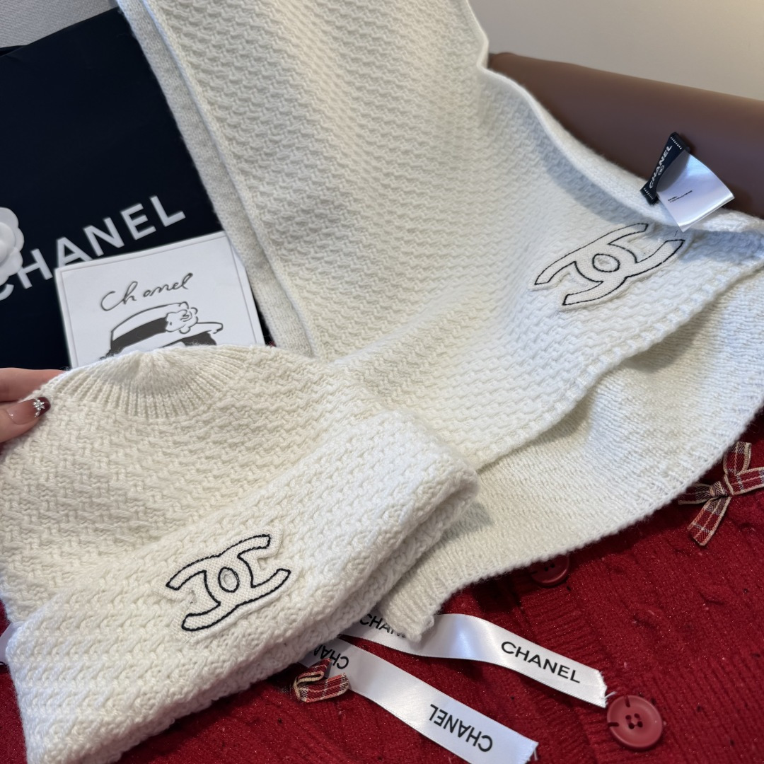 Chanel经典围巾帽子套装，百分百💯羊绒 暖暖呼呼，超级舒服～冬日小姐姐减龄神器哦～这个冬天你就差这么