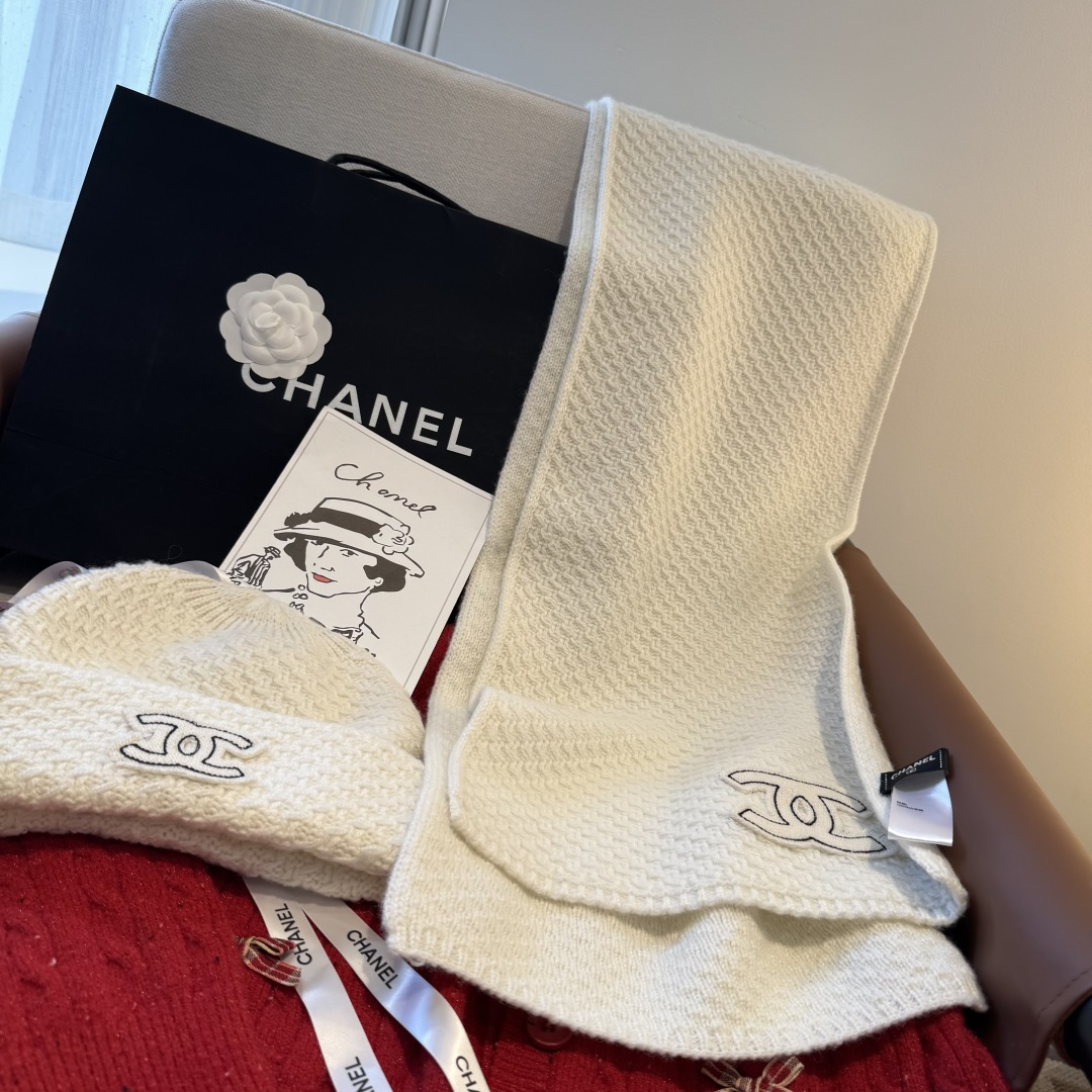 Chanel经典围巾帽子套装，百分百💯羊绒 暖暖呼呼，超级舒服～冬日小姐姐减龄神器哦～这个冬天你就差这么