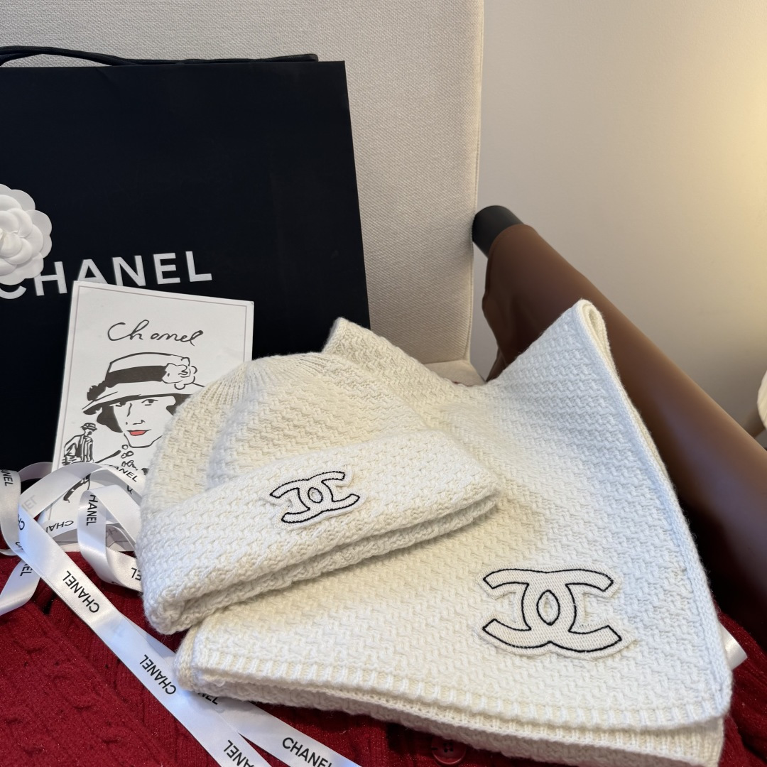 Chanel经典围巾帽子套装，百分百💯羊绒 暖暖呼呼，超级舒服～冬日小姐姐减龄神器哦～这个冬天你就差这么