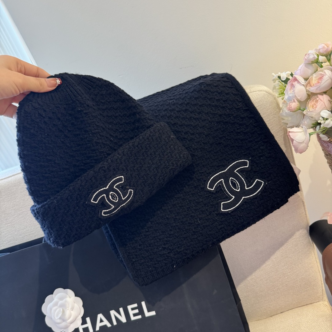 Chanel经典围巾帽子套装，百分百💯羊绒 暖暖呼呼，超级舒服～冬日小姐姐减龄神器哦～这个冬天你就差这么