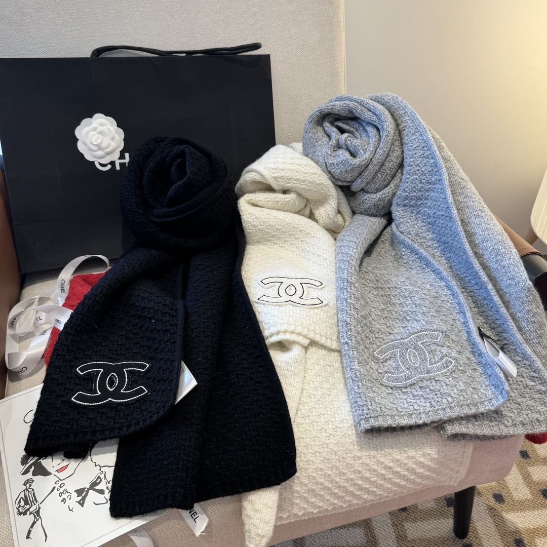 Chanel经典围巾帽子套装，百分百💯羊绒 暖暖呼呼，超级舒服～冬日小姐姐减龄神器哦～这个冬天你就差这么