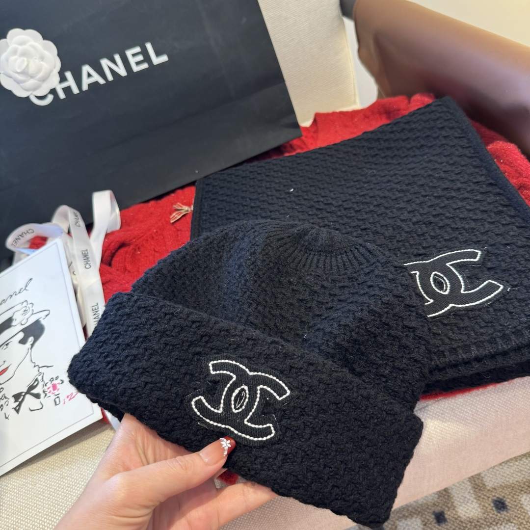 Chanel经典围巾帽子套装，百分百💯羊绒 暖暖呼呼，超级舒服～冬日小姐姐减龄神器哦～这个冬天你就差这么