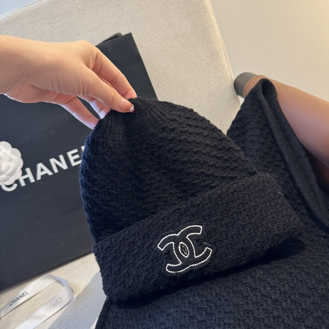 Chanel经典围巾帽子套装，百分百💯羊绒 暖暖呼呼，超级舒服～冬日小姐姐减龄神器哦～这个冬天你就差这么
