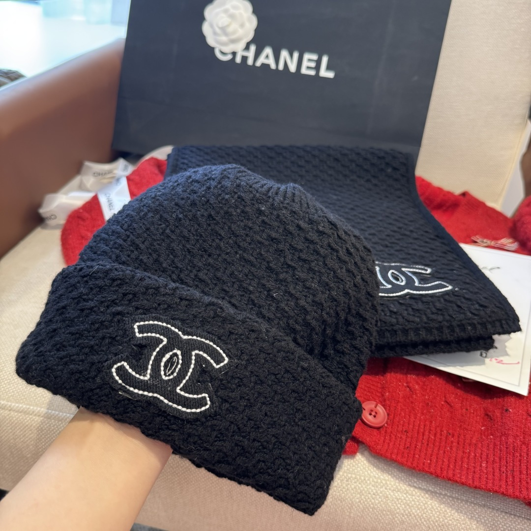 Chanel经典围巾帽子套装，百分百💯羊绒 暖暖呼呼，超级舒服～冬日小姐姐减龄神器哦～这个冬天你就差这么