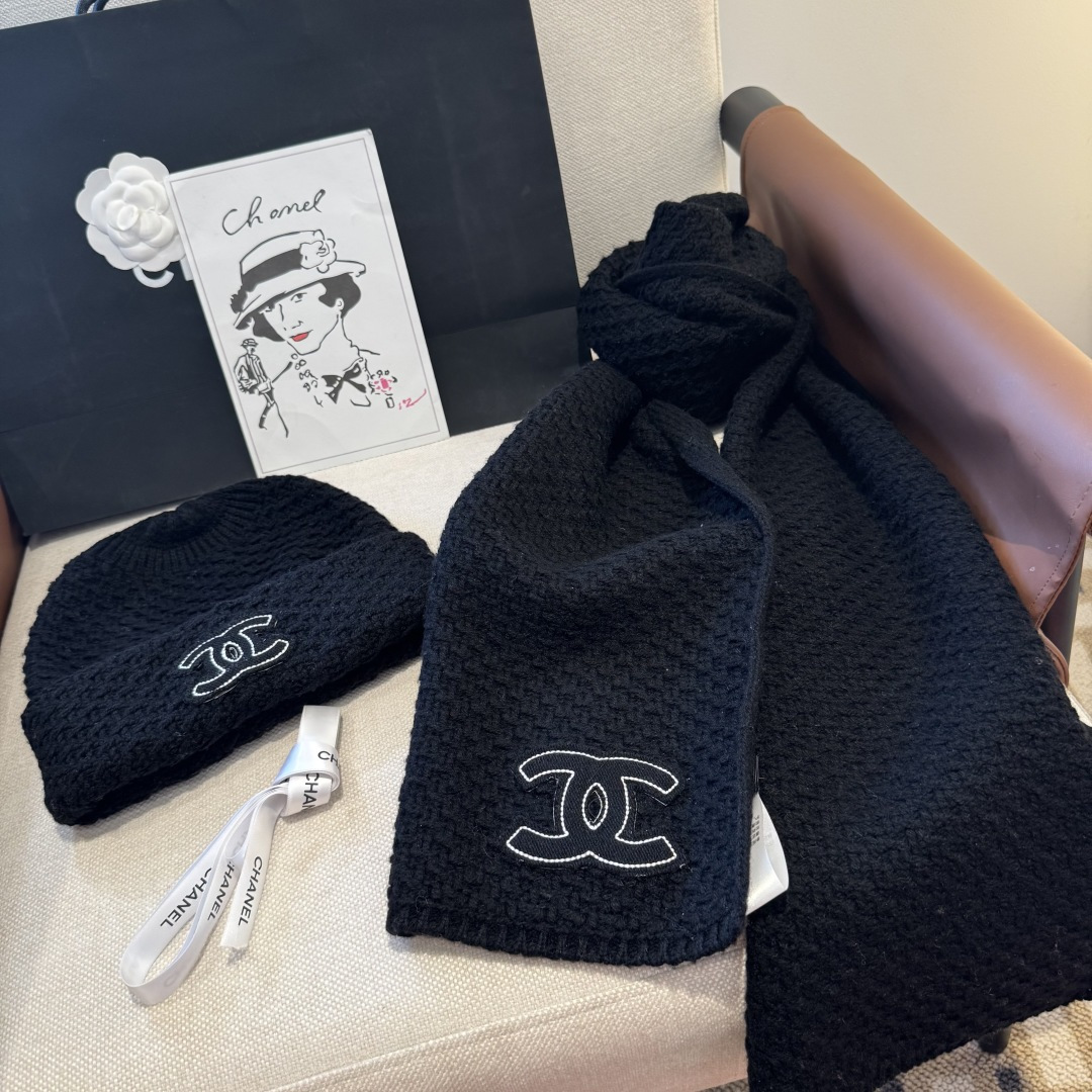 Chanel经典围巾帽子套装，百分百💯羊绒 暖暖呼呼，超级舒服～冬日小姐姐减龄神器哦～这个冬天你就差这么