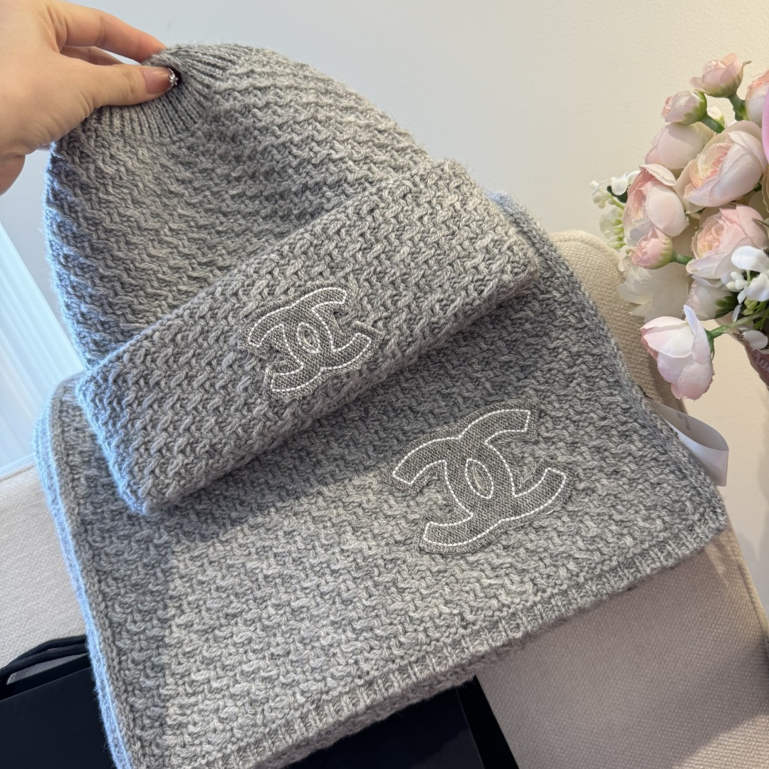 Chanel经典围巾帽子套装，百分百💯羊绒 暖暖呼呼，超级舒服～冬日小姐姐减龄神器哦～这个冬天你就差这么