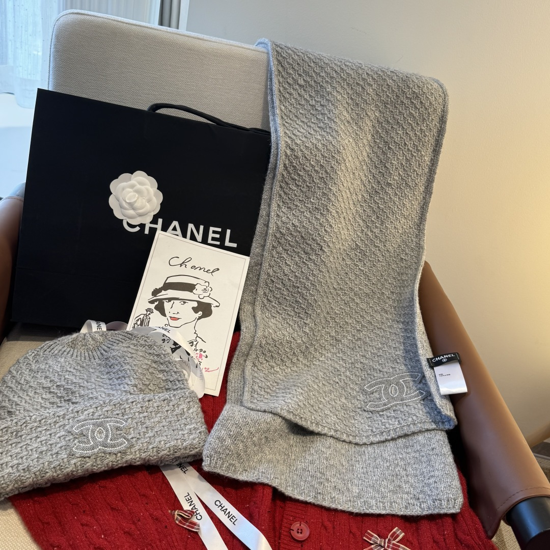Chanel经典围巾帽子套装，百分百💯羊绒 暖暖呼呼，超级舒服～冬日小姐姐减龄神器哦～这个冬天你就差这么