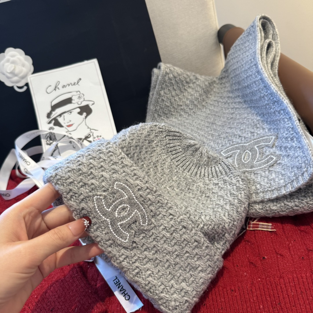 Chanel经典围巾帽子套装，百分百💯羊绒 暖暖呼呼，超级舒服～冬日小姐姐减龄神器哦～这个冬天你就差这么