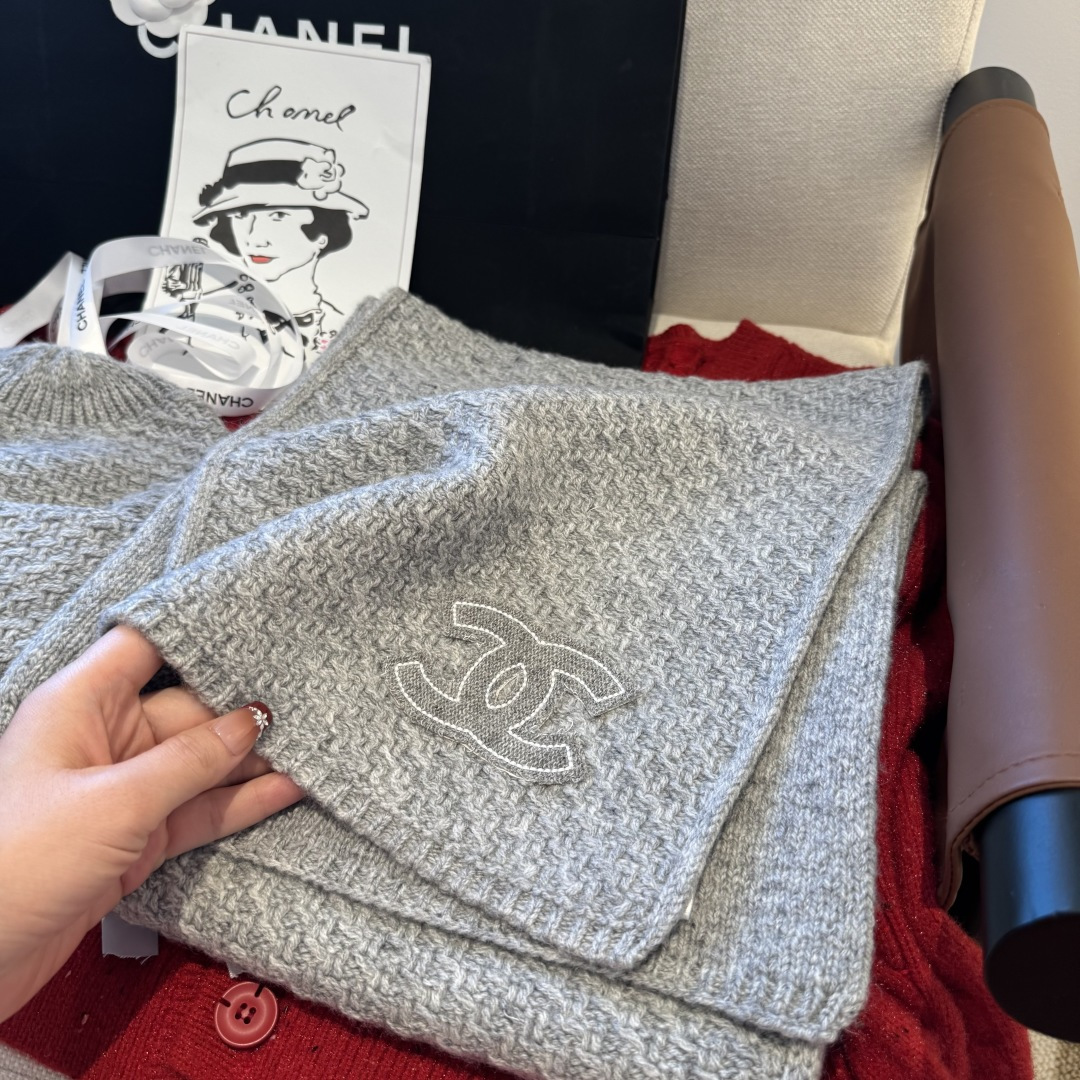 Chanel经典围巾帽子套装，百分百💯羊绒 暖暖呼呼，超级舒服～冬日小姐姐减龄神器哦～这个冬天你就差这么