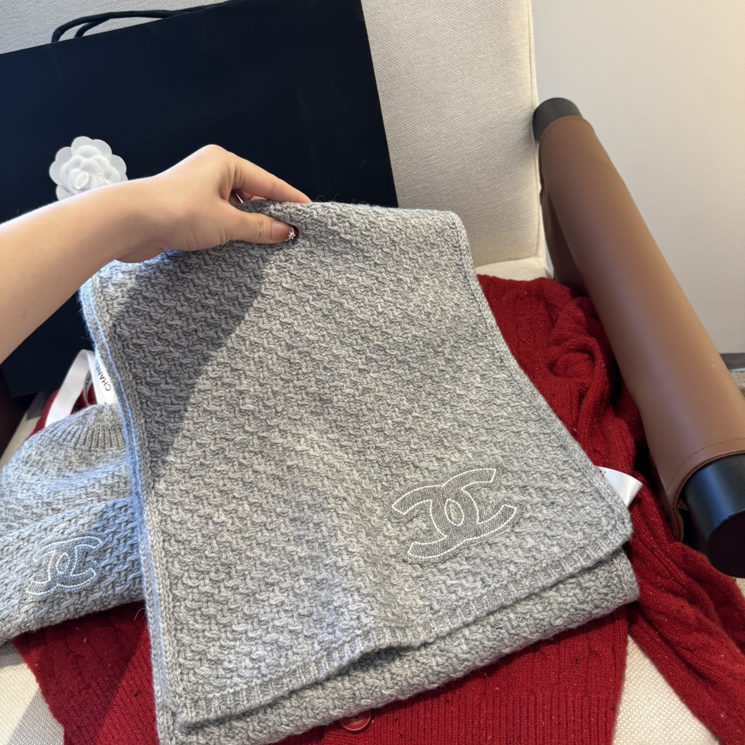 Chanel经典围巾帽子套装，百分百💯羊绒 暖暖呼呼，超级舒服～冬日小姐姐减龄神器哦～这个冬天你就差这么