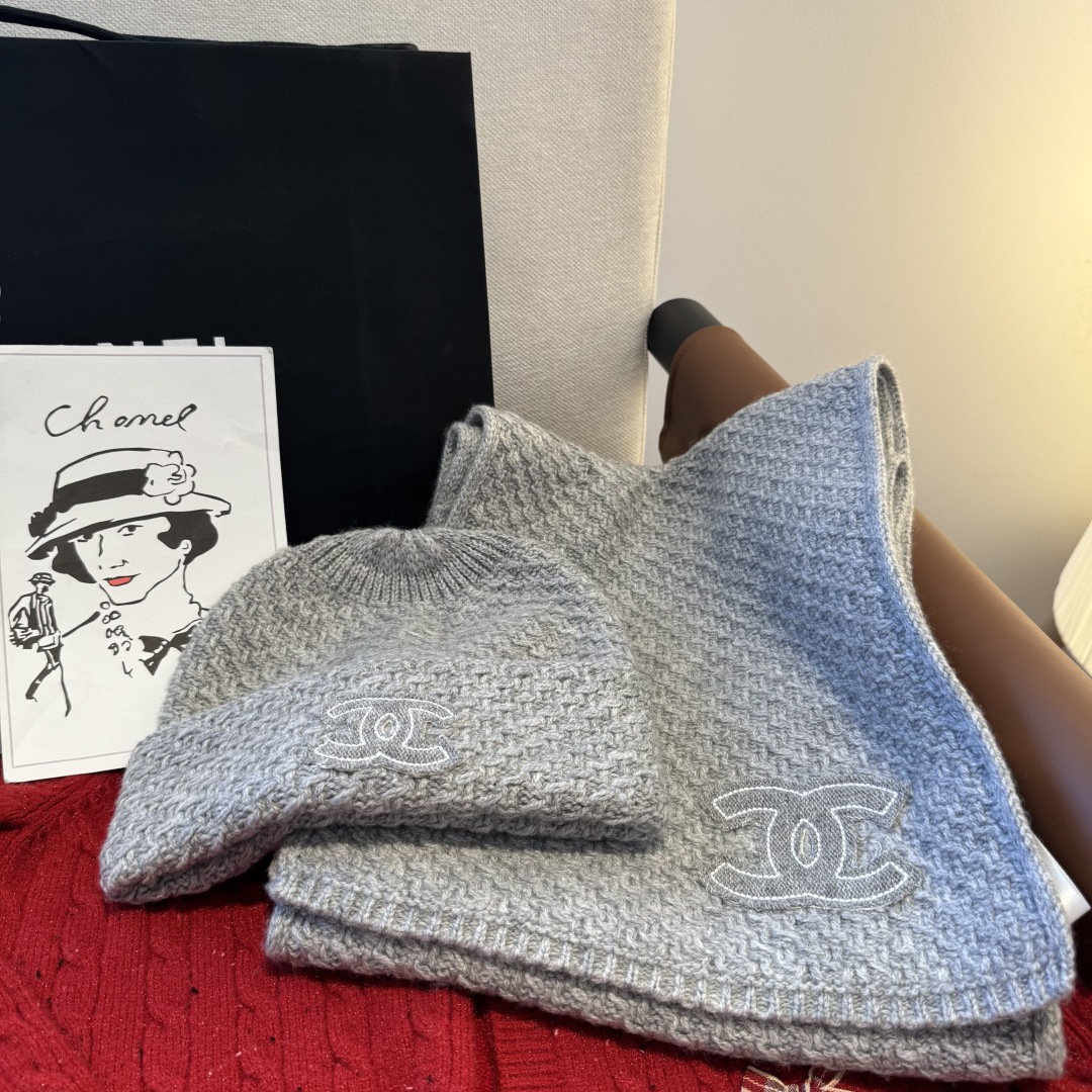 Chanel经典围巾帽子套装，百分百💯羊绒 暖暖呼呼，超级舒服～冬日小姐姐减龄神器哦～这个冬天你就差这么