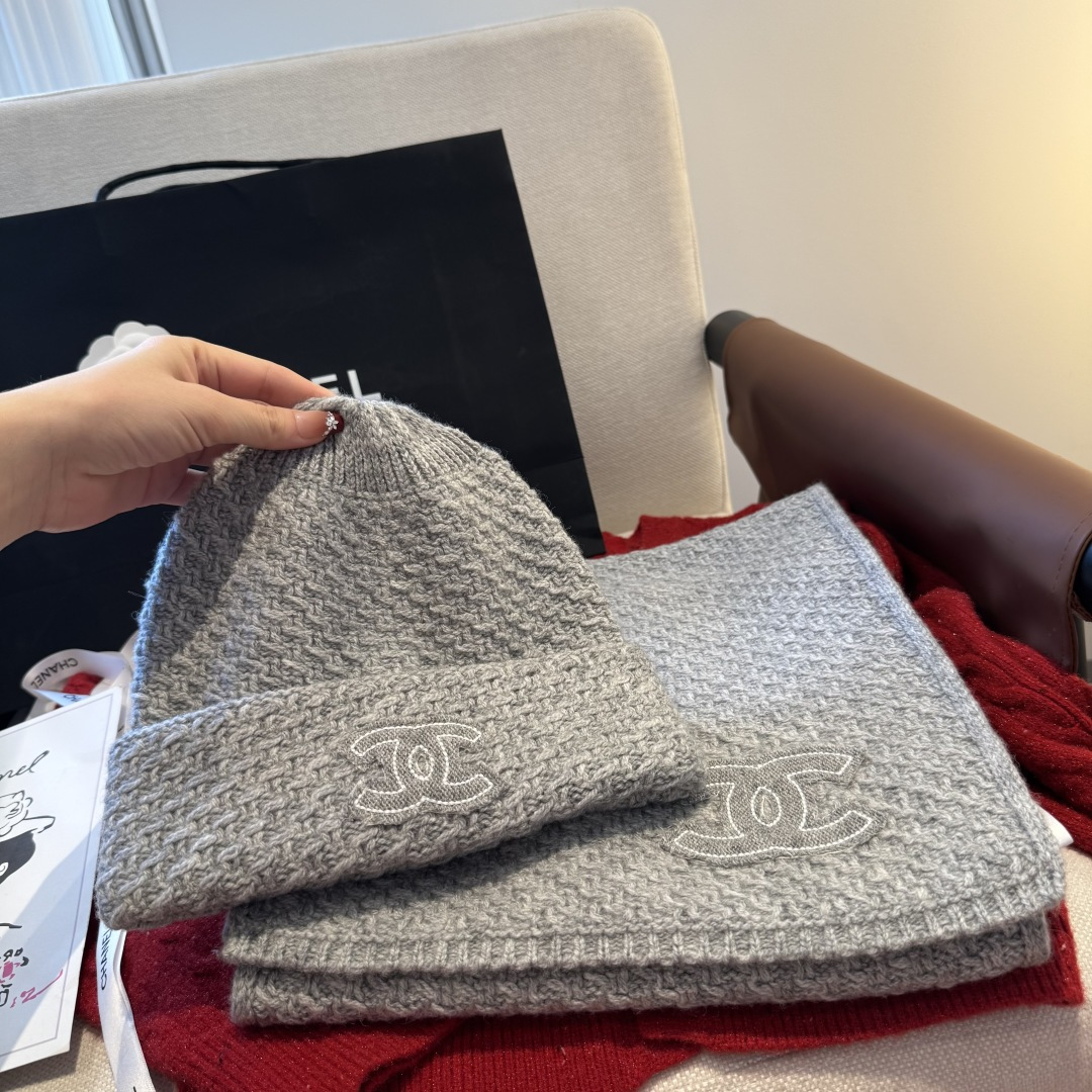 Chanel经典围巾帽子套装，百分百💯羊绒 暖暖呼呼，超级舒服～冬日小姐姐减龄神器哦～这个冬天你就差这么