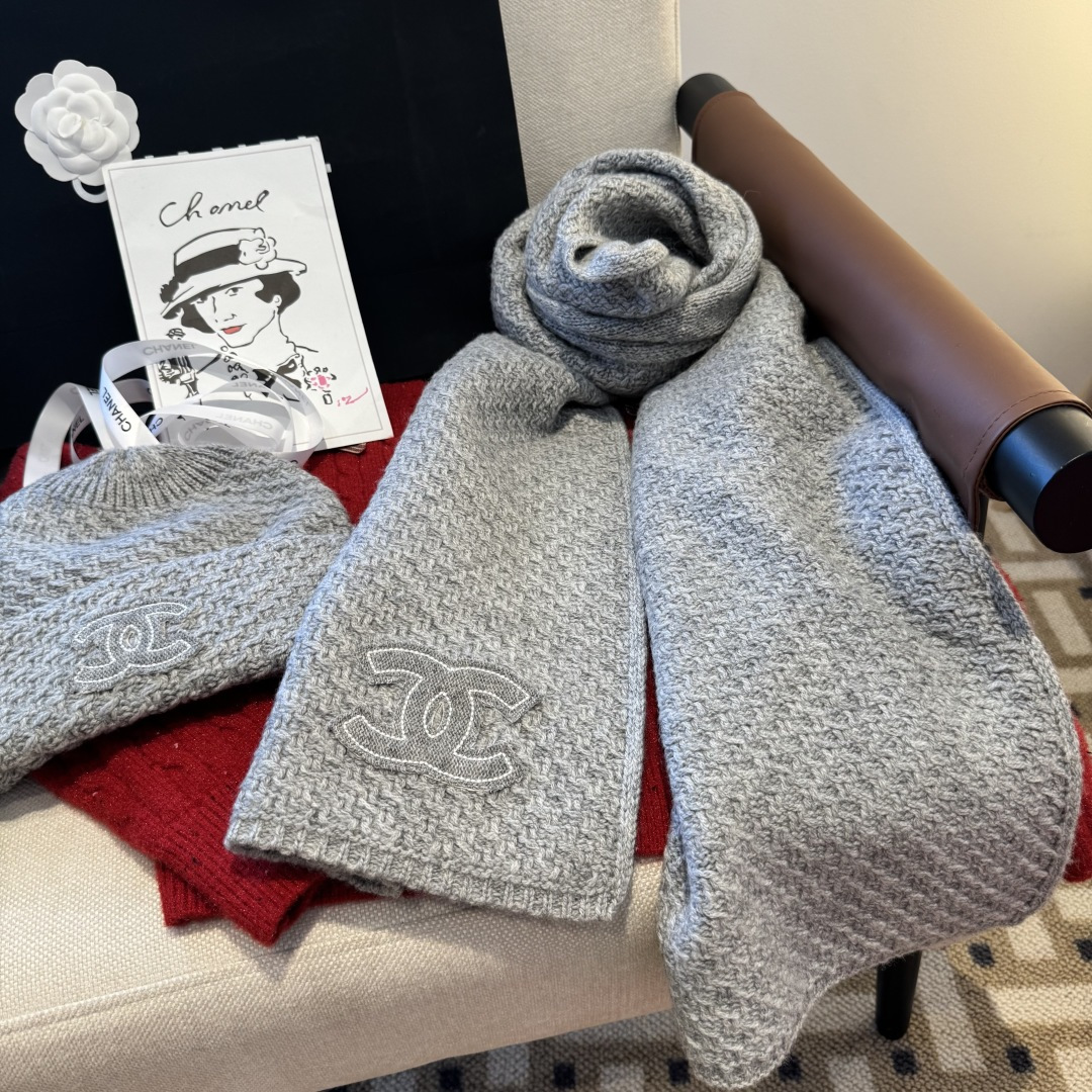 Chanel经典围巾帽子套装，百分百💯羊绒 暖暖呼呼，超级舒服～冬日小姐姐减龄神器哦～这个冬天你就差这么