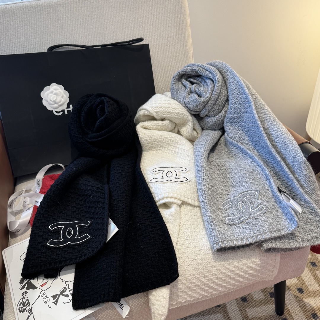 Chanel经典围巾帽子套装，百分百💯羊绒 暖暖呼呼，超级舒服～冬日小姐姐减龄神器哦～这个冬天你就差这么