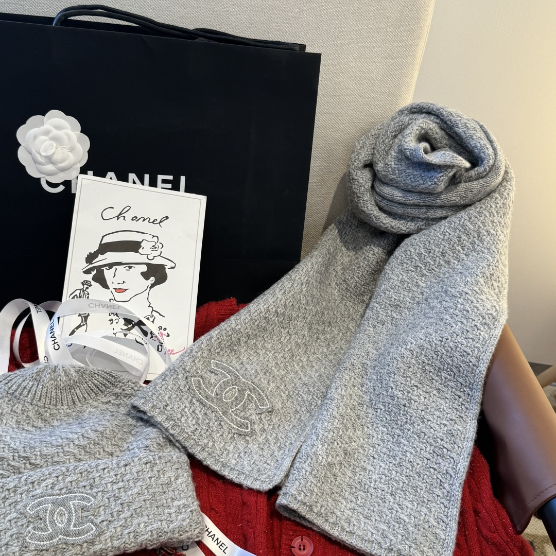 Chanel经典围巾帽子套装，百分百💯羊绒 暖暖呼呼，超级舒服～冬日小姐姐减龄神器哦～这个冬天你就差这么